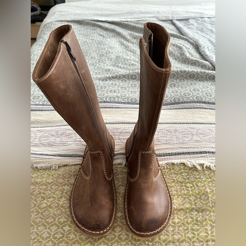 Duck feet knee high leather boots. Brown, size 37